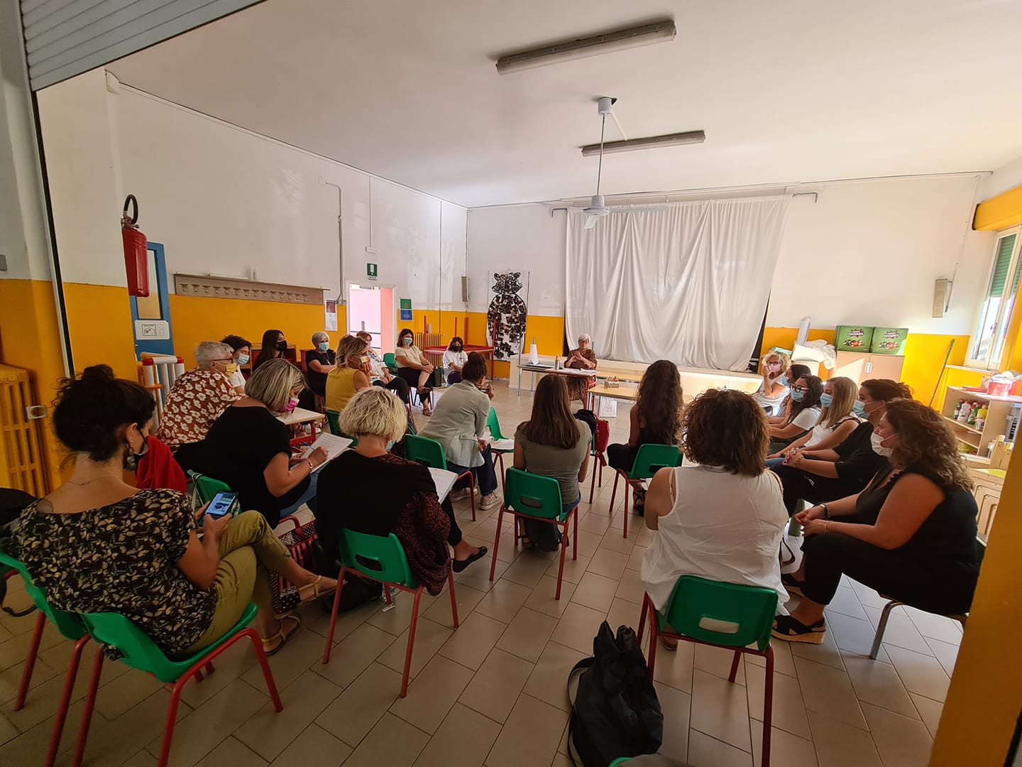 Il nostro Collegio Docenti nella grande palestra della Scuola